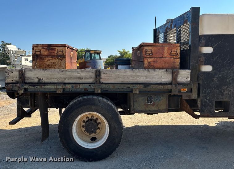 image for item ED2199 1995 International 4700 flatbed truck