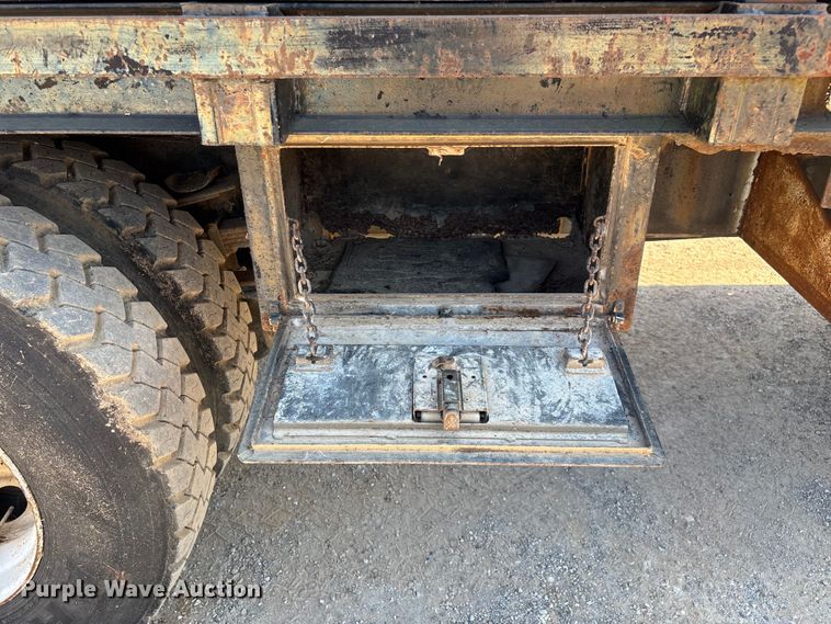 image for item ED2199 1995 International 4700 flatbed truck