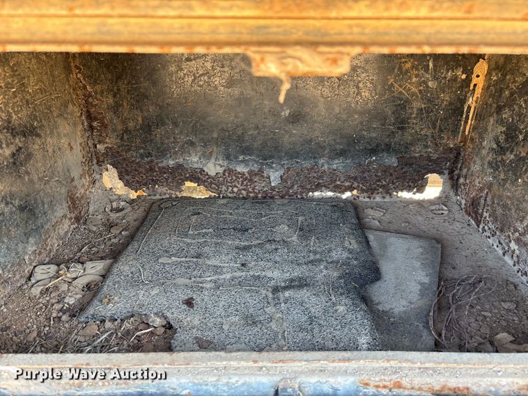 image for item ED2199 1995 International 4700 flatbed truck