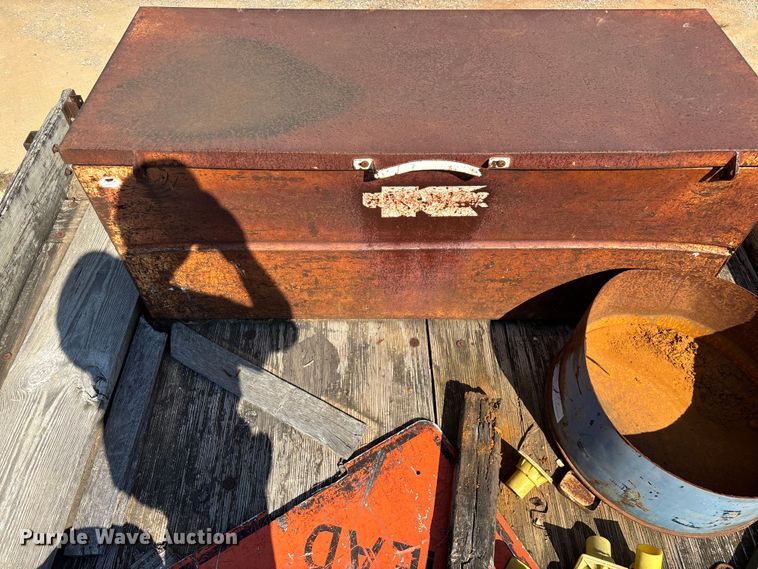 image for item ED2199 1995 International 4700 flatbed truck