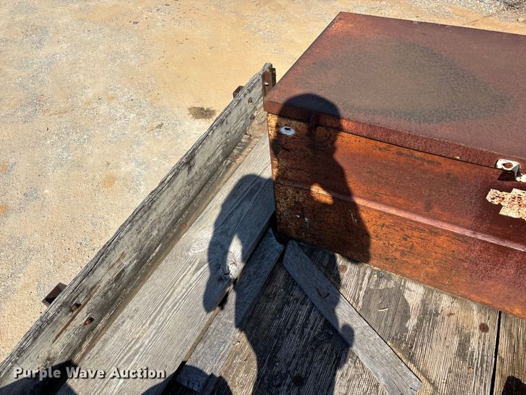 image for item ED2199 1995 International 4700 flatbed truck