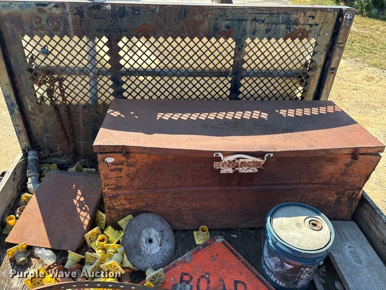 image for item ED2199 1995 International 4700 flatbed truck