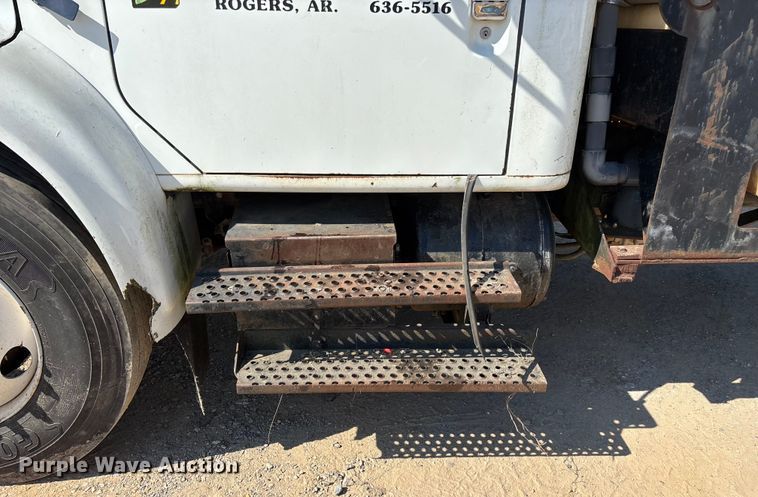 image for item ED2199 1995 International 4700 flatbed truck