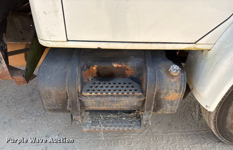 image for item ED2199 1995 International 4700 flatbed truck