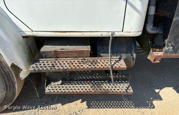 image for item ED2199 1995 International 4700 flatbed truck