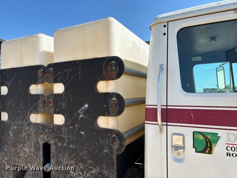 image for item ED2199 1995 International 4700 flatbed truck