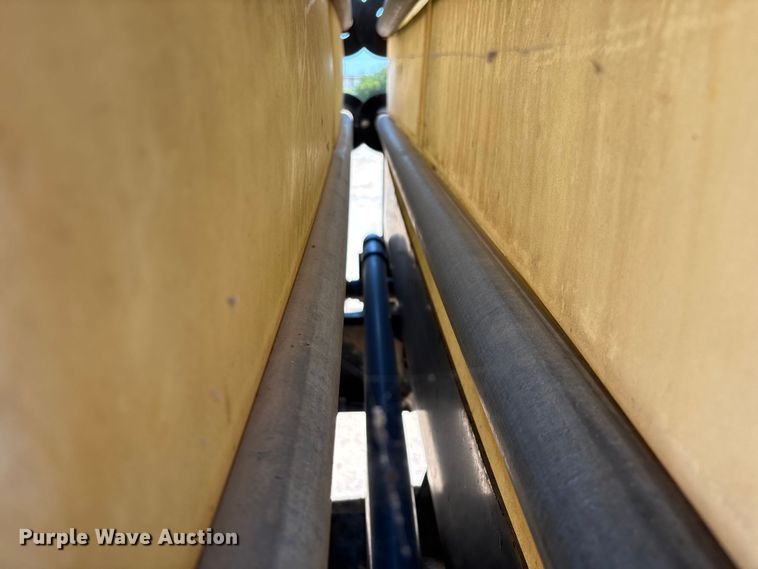 image for item ED2199 1995 International 4700 flatbed truck