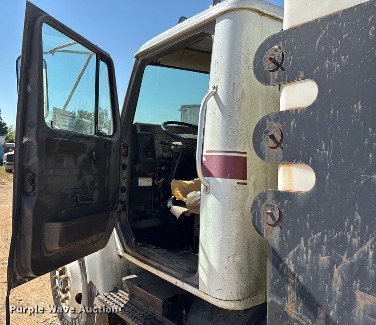 image for item ED2199 1995 International 4700 flatbed truck