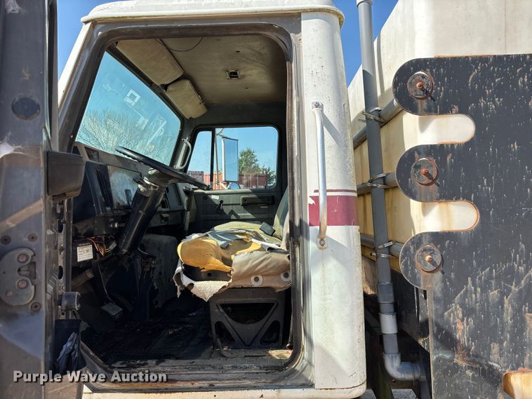 image for item ED2199 1995 International 4700 flatbed truck