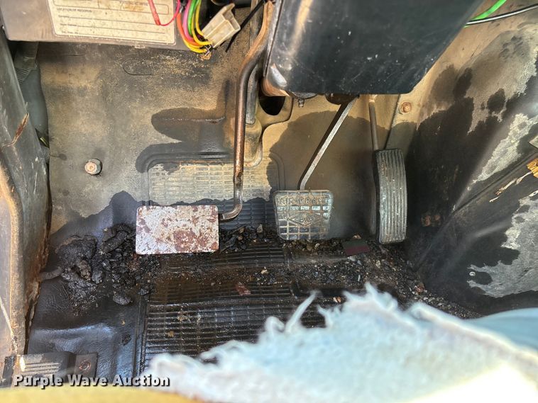 image for item ED2199 1995 International 4700 flatbed truck