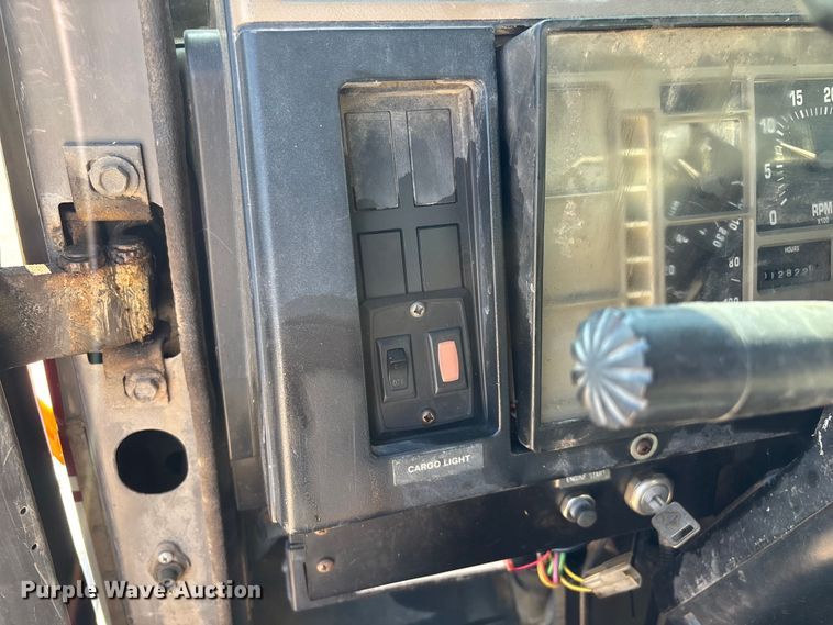 image for item ED2199 1995 International 4700 flatbed truck