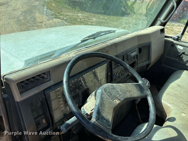 image for item ED2199 1995 International 4700 flatbed truck