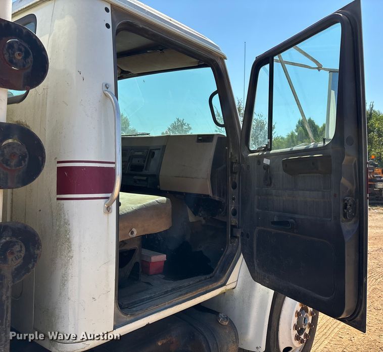 image for item ED2199 1995 International 4700 flatbed truck