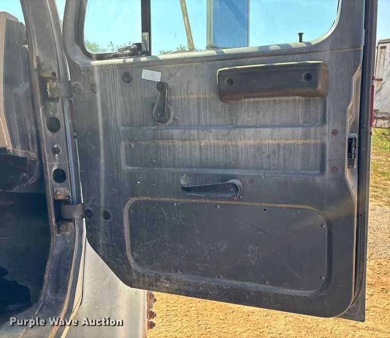 image for item ED2199 1995 International 4700 flatbed truck