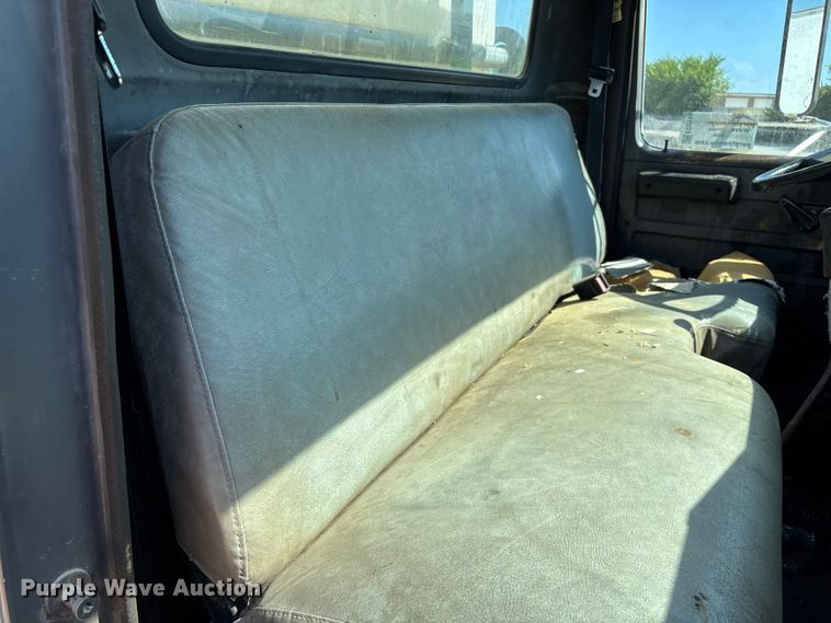 image for item ED2199 1995 International 4700 flatbed truck