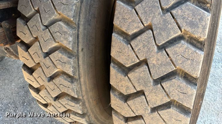 image for item ED2199 1995 International 4700 flatbed truck