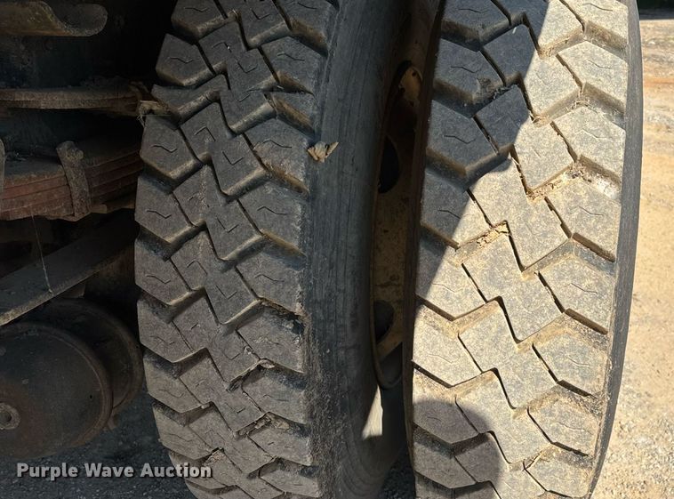 image for item ED2199 1995 International 4700 flatbed truck