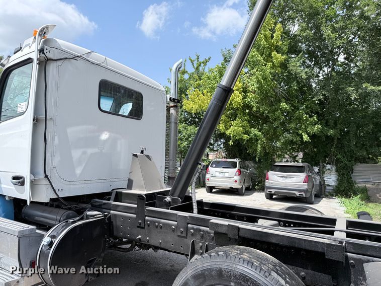 image for item ED5818 2019 Peterbilt 567 dump truck