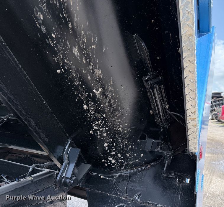 image for item ED5818 2019 Peterbilt 567 dump truck