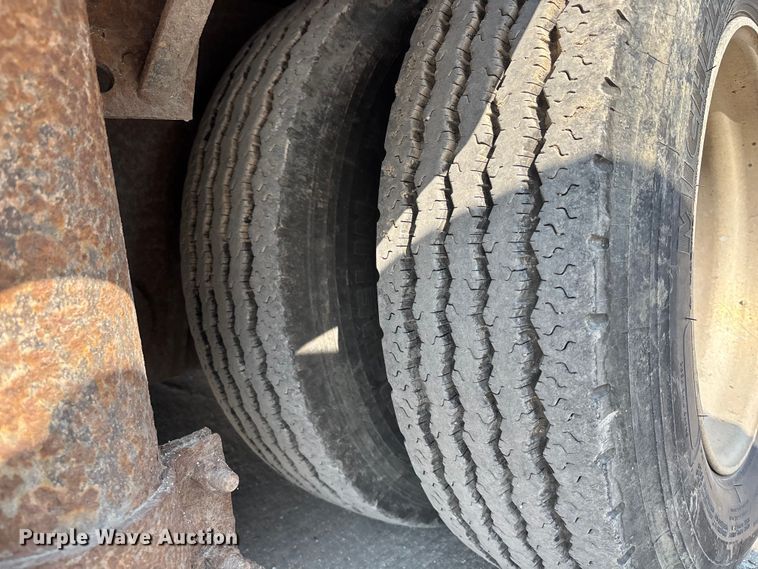 image for item EE3998 1994 Kentucky Manufacturing Company dry van trailer