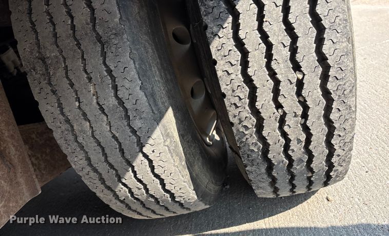 image for item EE3998 1994 Kentucky Manufacturing Company dry van trailer