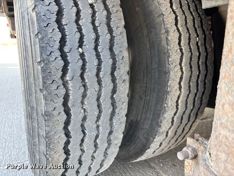 image for item EE3998 1994 Kentucky Manufacturing Company dry van trailer