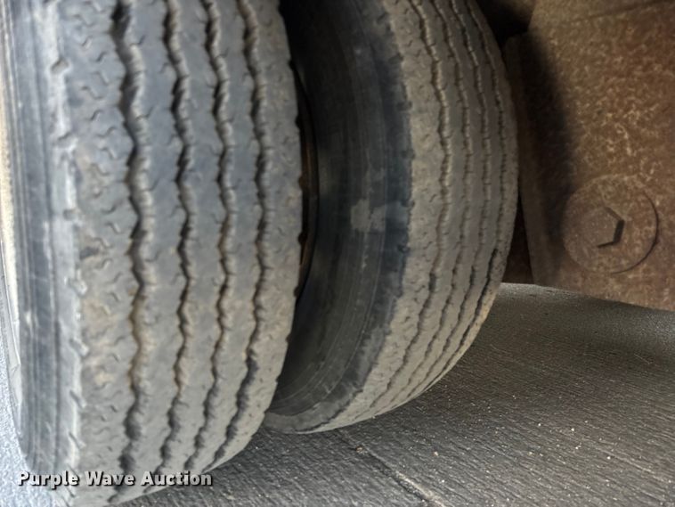 image for item EE3998 1994 Kentucky Manufacturing Company dry van trailer