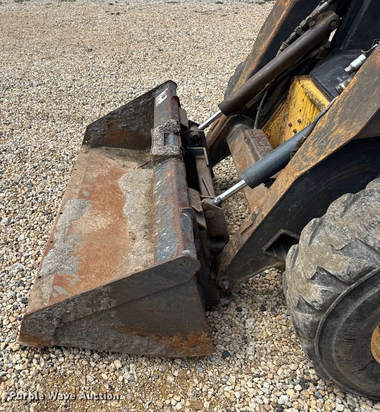 image for item EF2142 2003 New Holland LS180 skid steer loader