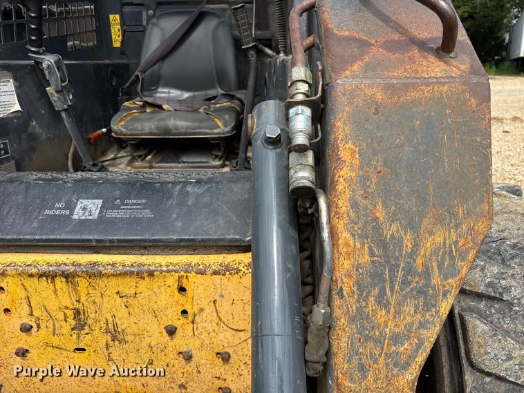 image for item EF2142 2003 New Holland LS180 skid steer loader