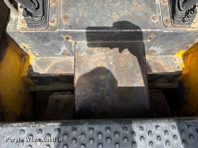 image for item EF2142 2003 New Holland LS180 skid steer loader