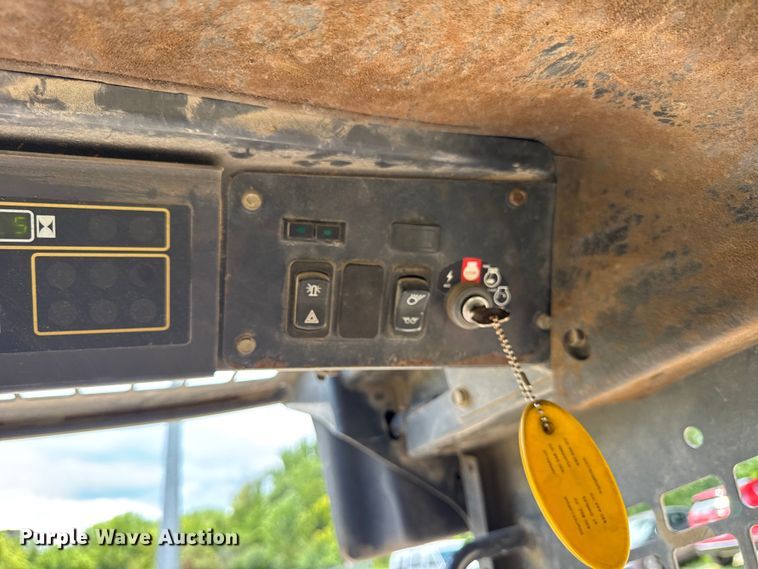 image for item EF2142 2003 New Holland LS180 skid steer loader