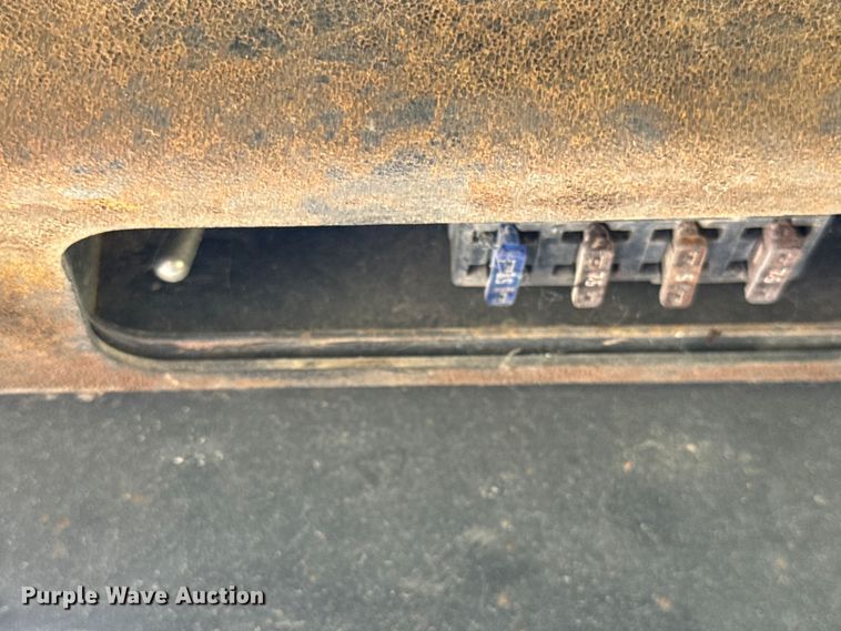 image for item EF2142 2003 New Holland LS180 skid steer loader