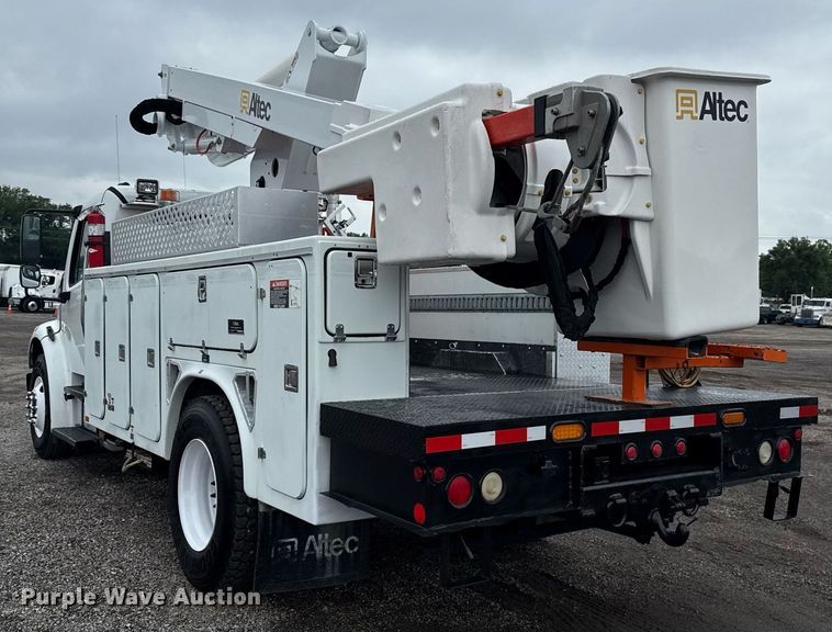 image for item EG5915 2007 Freightliner Business Class M2 bucket truck