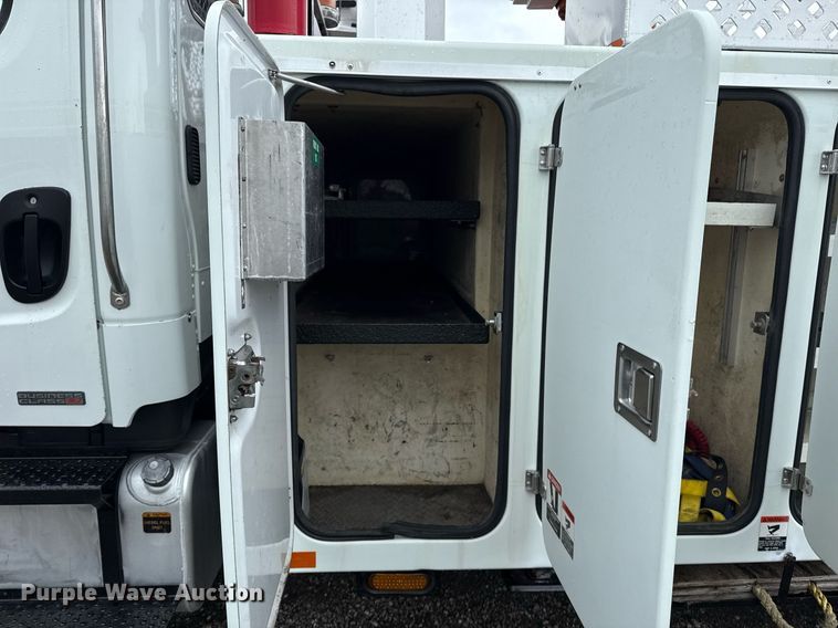 image for item EG5915 2007 Freightliner Business Class M2 bucket truck