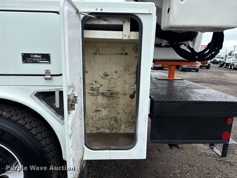 image for item EG5915 2007 Freightliner Business Class M2 bucket truck