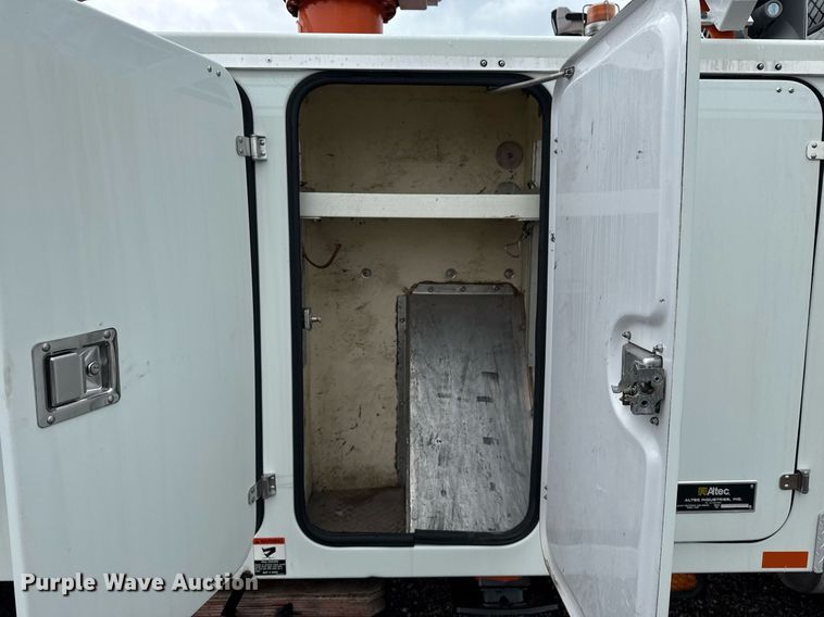 image for item EG5915 2007 Freightliner Business Class M2 bucket truck