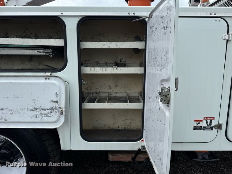 image for item EG5915 2007 Freightliner Business Class M2 bucket truck