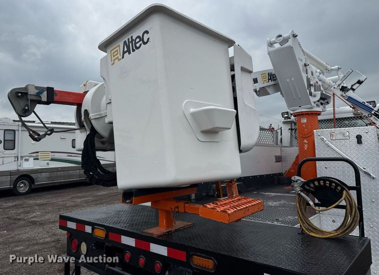 image for item EG5915 2007 Freightliner Business Class M2 bucket truck