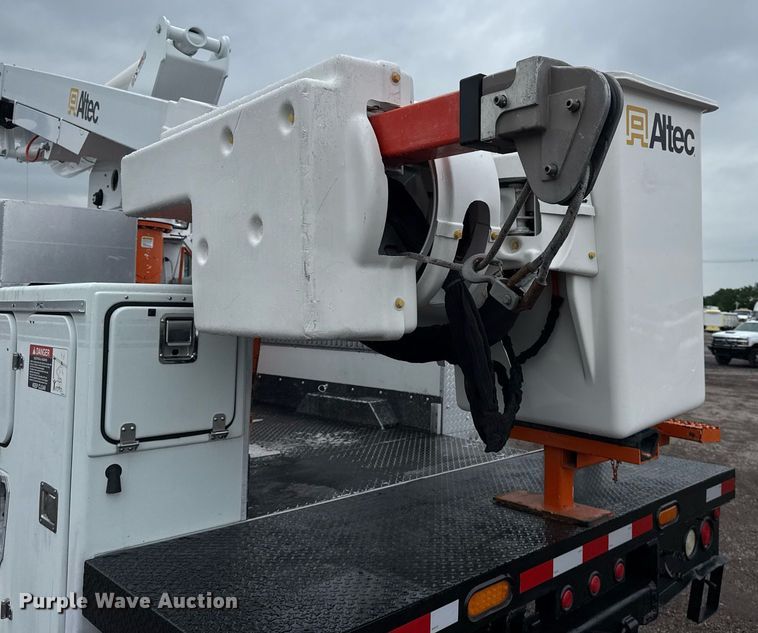 image for item EG5915 2007 Freightliner Business Class M2 bucket truck