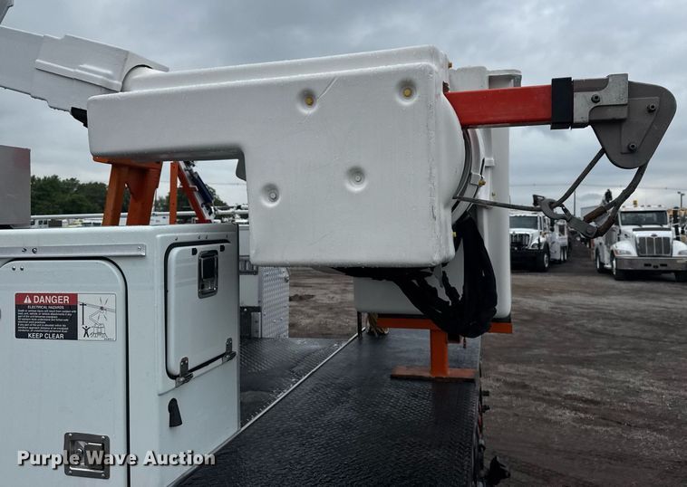 image for item EG5915 2007 Freightliner Business Class M2 bucket truck