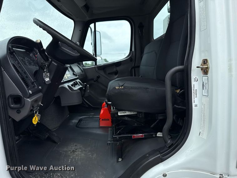 image for item EG5915 2007 Freightliner Business Class M2 bucket truck