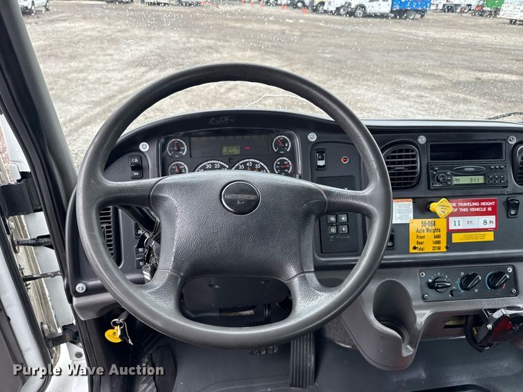 image for item EG5915 2007 Freightliner Business Class M2 bucket truck