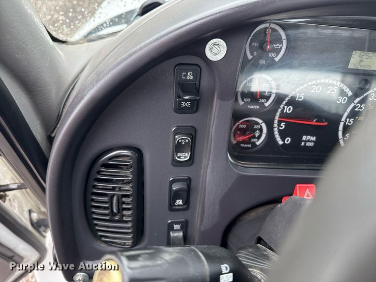 image for item EG5915 2007 Freightliner Business Class M2 bucket truck