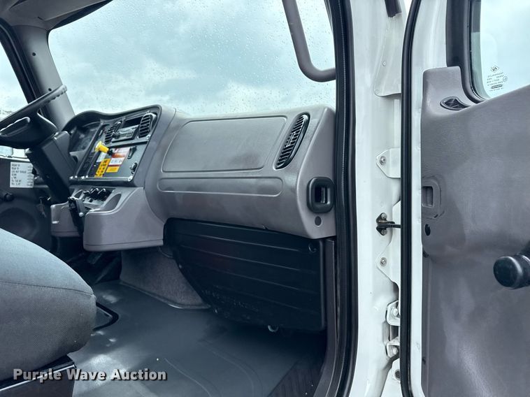 image for item EG5915 2007 Freightliner Business Class M2 bucket truck