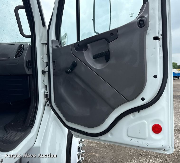 image for item EG5915 2007 Freightliner Business Class M2 bucket truck