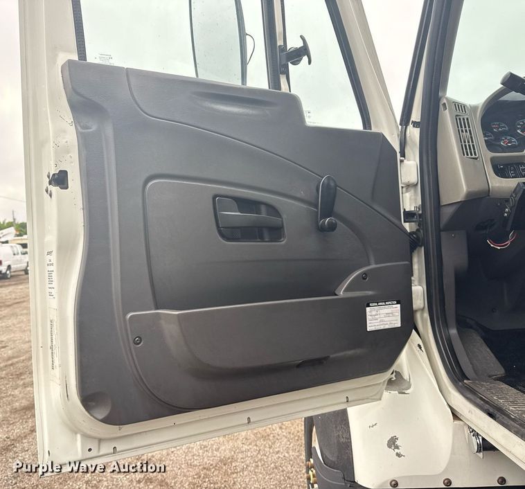 image for item EG5923 2009 International 7500 crane truck