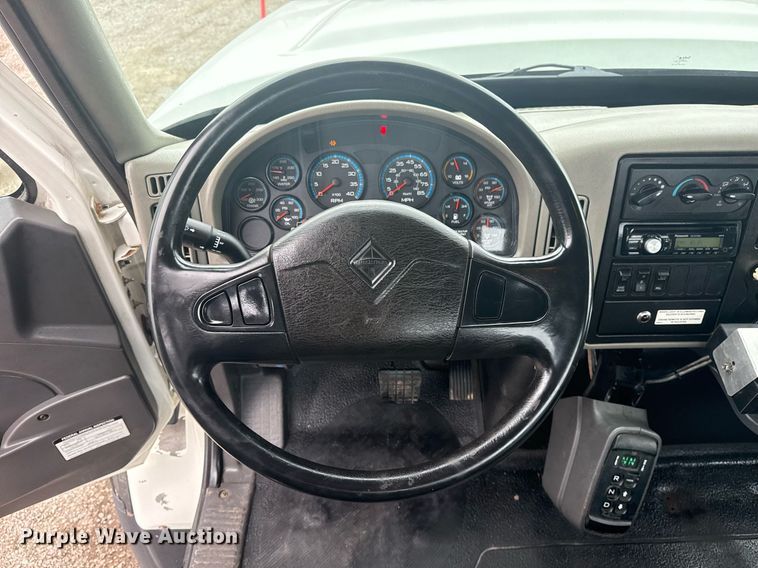 image for item EG5923 2009 International 7500 crane truck