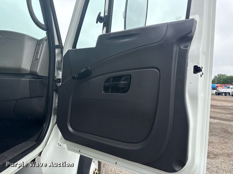 image for item EG5923 2009 International 7500 crane truck