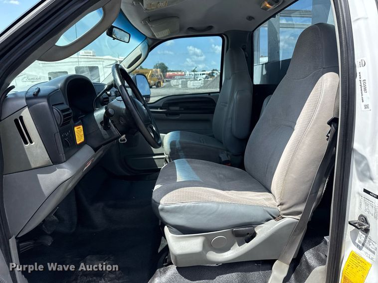 image for item EG5987 2006 Ford F450 Super Duty bucket truck