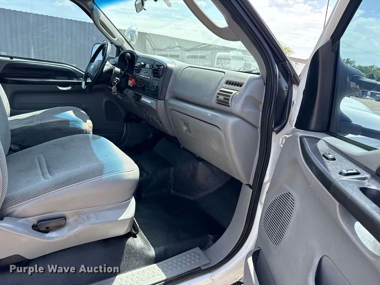 image for item EG5987 2006 Ford F450 Super Duty bucket truck